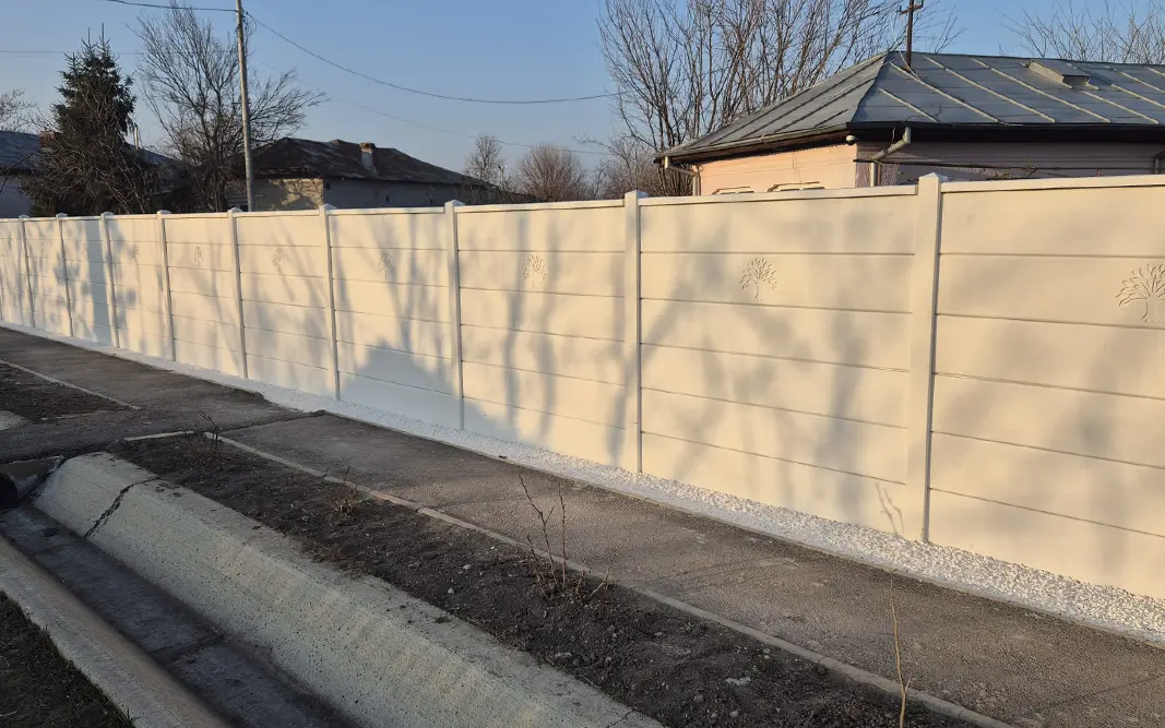 Koľko betónových dosiek na plot – výpočet pre 25 a 50 m